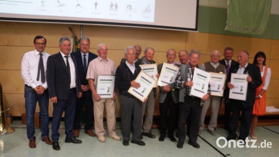 Viele Gründungsmitglieder waren anwesend und
Wurden geehrt. Links: Stefan Badura, Vorstand Sport. 3.v.l. Landrat Richard Reisinger. Bild: oe