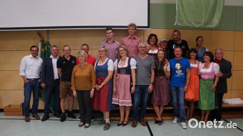 Viele ehrenamtliche Helfer der DJK Ammerthal und der Blaskapelle Ammerthal
haben bei der Jubiläumsfeier in Form eines tollen Weinfestes geholfen. Die beiden
Vorstände links Stefan Badura und Peter Haller sagten Danke. Bild: oe