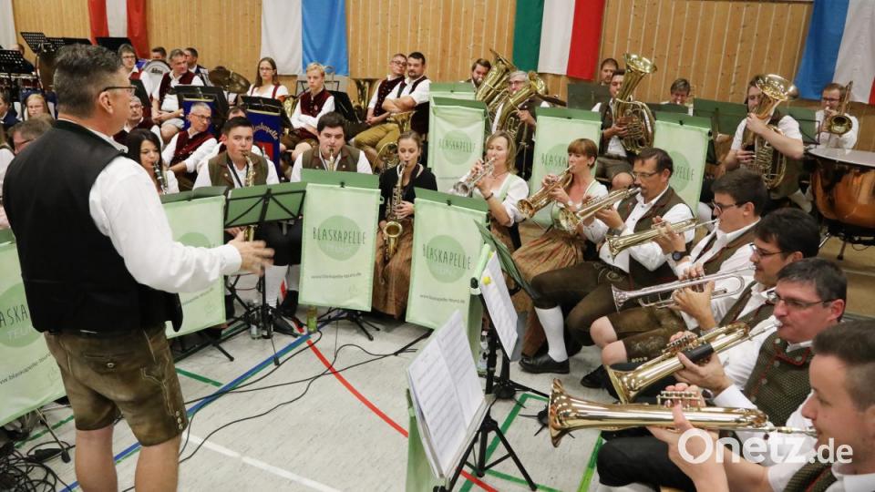 Die Blaskapelle Teunz mit musikalischem Leiter Stefan Karl. Bild: Gerhard Götz