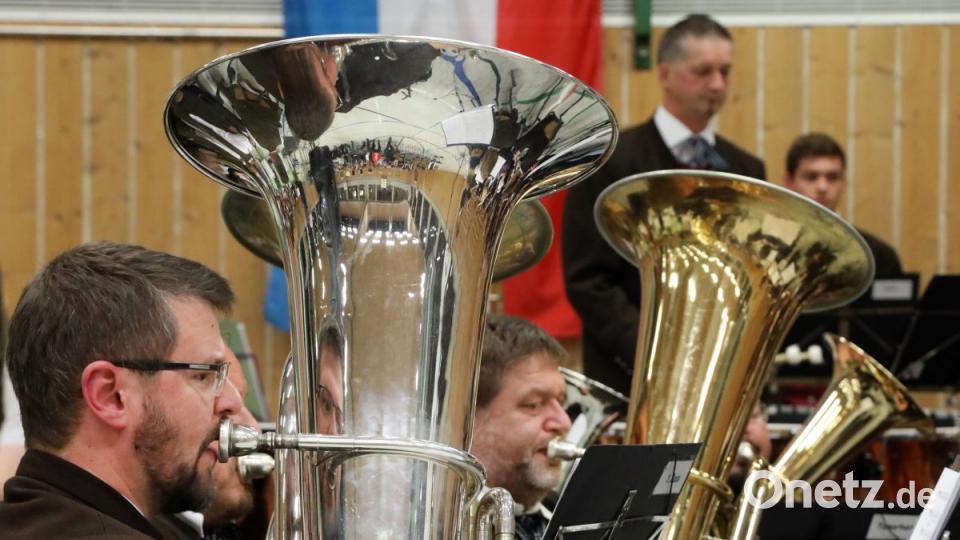 Die Stadtkapelle Neunburg rückte gleich mit drei Tubisten an. Bild: Götz