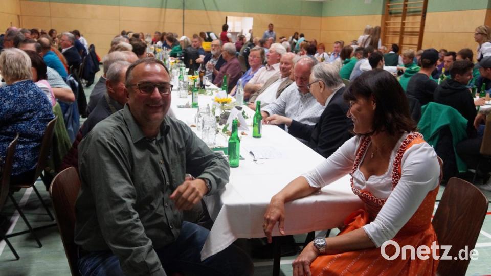 Die Jubiläumsfeier der DJK Ammerthal war bestens besucht. Die Besucher
hatten viel zu besprechen, über die guten alten und auch manchmal beschwerlichen Zeiten. Bild: oe