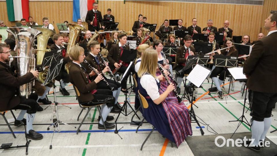 Die Stadtkapelle Neunburg vorm Wald war mit großer Besetzung vertreten. Bild: Gerhard Götz