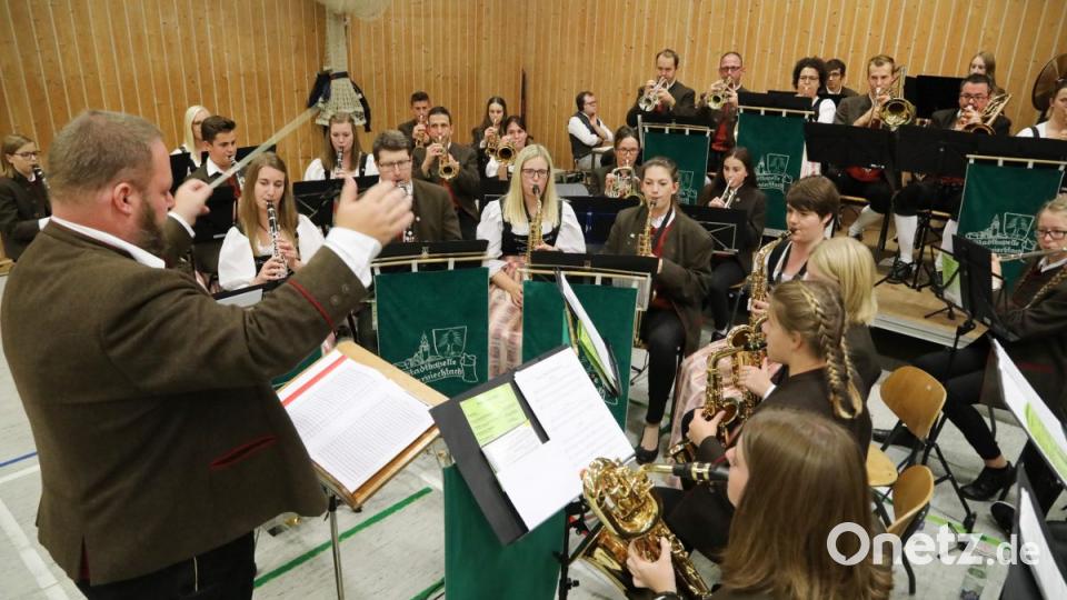 Seit 19 Jahren dirigiert Tobias Zeitler (links) die Stadtkapelle Oberviechtach, die auch mit Filmmusik aus „Fluch der Karibik“ überzeugte. Der Klangkörper hatte die Organisation des Kreiskonzertes vor Ort übernommen. Bild: Götz