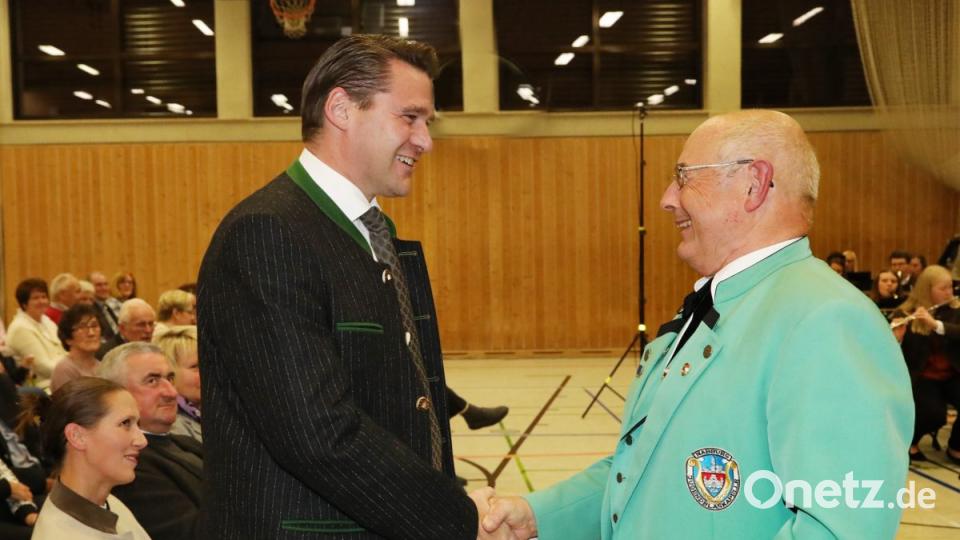 NBMB-Kreisvorsitzender Joseph Ferstl (rechts) gratulierte Schirmherrn Landrat Thomas Ebeling zum Geburtstag. Bild: Götz
