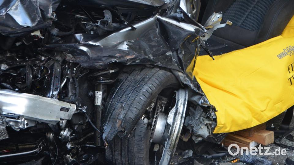 Mit großer Wucht waren die Unfallbeteiligten zusammengestoßen. Bild: dob
