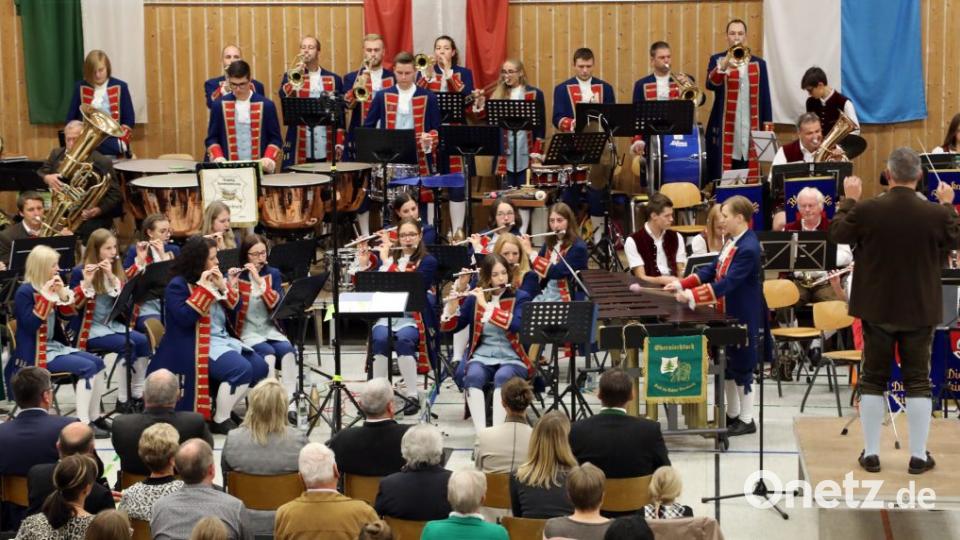Auch der Kolping-Spielmannszug Oberviechtach (Mitte) war beim Jubiläumskonzert vertreten. Bild: Götz