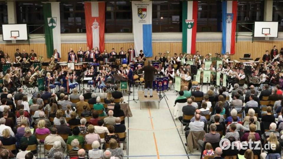 Anton Lottner dirigierte die fünf Klangkörper mit rund 170 Musikanten. Die Soundwolke war nicht nur für das Publikum, sondern auch für die Akteure selbst ein Erlebnis. Bild: Götz