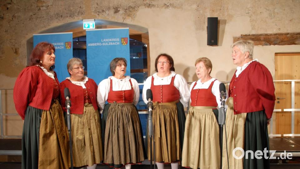 Die Schmidmühlner Sängerinnen überzeugten mit ruhigem, urigem Liedgut. Bild: pop