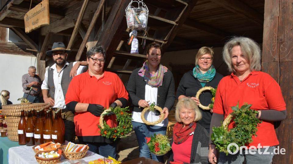 Der Obst- und Gartenbauverein Neusath bot tolle, handgebundene Herbstkränze und selbst hergestellten Apfelsaft mit Amaretto-Note an. Bild: eya