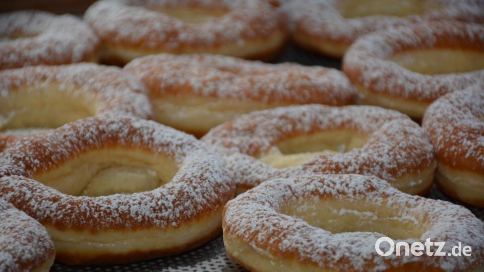 Köstlich frische Kirwaküchl fanden reißenden Absatz unter den vielen Besuchern. Bild: Freya Stöckl