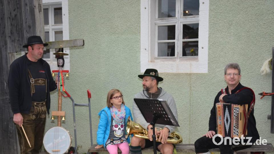 Die Musiker von &quot;Vom Dorf oi&quot; unterhielten die vielen Besucher im Schallerhof. Bild: Freya Stöckl