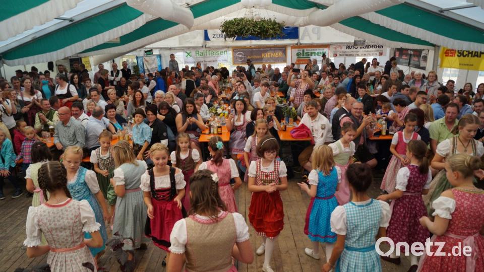 Die Kirwamädels begeisterten die Besucher am Kirwasonntag ebenfalls mit ihren Tanzeinlagen. Bild: sgs