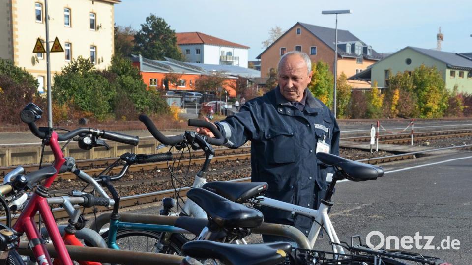 Kontrollgang am Bahnhof: Dort schaut der 70-Jährige, ob die Räder versperrt sind. Der Diebstahl von Fahrrädern ist in den vergangenen Monaten zurückgegangen, sagt die Amberger Polizei. Bild: spw