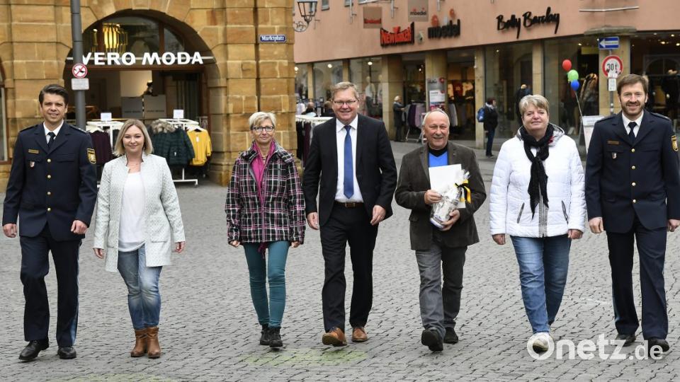 Auf Stippvisite in der Innenstadt: Achim Kuchenbecker, Verena Schmidt, Beate Pirner, Oberbürgermeister Michael Cerny, Karlheinz Gampel, Christine Tigges und Wolfgang Schüler. Bild: Petra Hartl