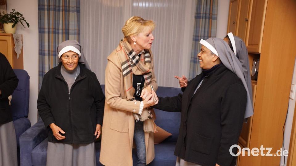 Herzlich empfängt Provinzoberin Schwester Jaya die Vertreter der Immenreuther Radsportgruppe. Bild: bkr