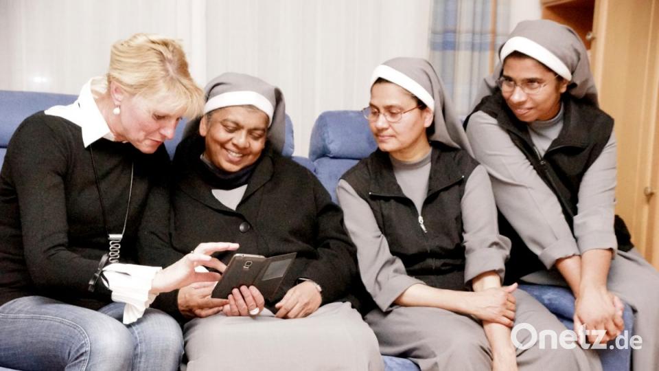 Monika Kainz gab den Anstoß für die Spendenaktion. Sie zeigt Provinzoberin Schwester Jaya und zwei weiteren Schwestern auf dem Smartphone gespeicherte Bilder vom "Biken für Kerala". Bild: bkr