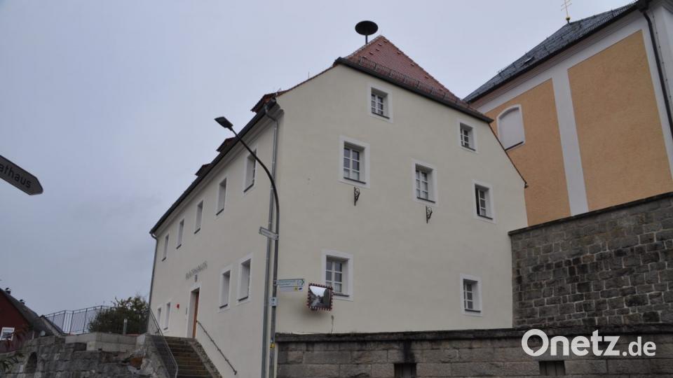 Die Südwestansicht des sanierten Rathauses mit Treppenaufgang. Bild: ak