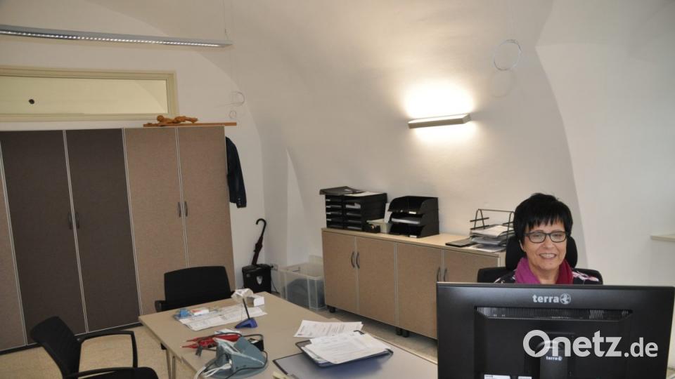 So gut wie fertig ist auch die Bürgeranlaufstelle, in der Christine Bayer arbeitet. Lediglich einige Elektroanschlüsse müssen erledigt werden. Bild: ak