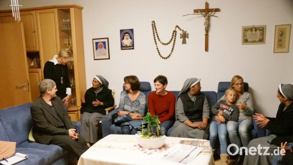 In einer gemütlichen Gesprächsrunde erfolgt ein Gedankenaustausch: Bernhard Eberhardt und Monika Kainz (von links), Beate Kleinhempl und Birgit Brunner (Vierte und Fünfte von links) sowie Karina Fischer mit Tochter Sophia (Zweite und Dritte von rechts). Bild: bkr