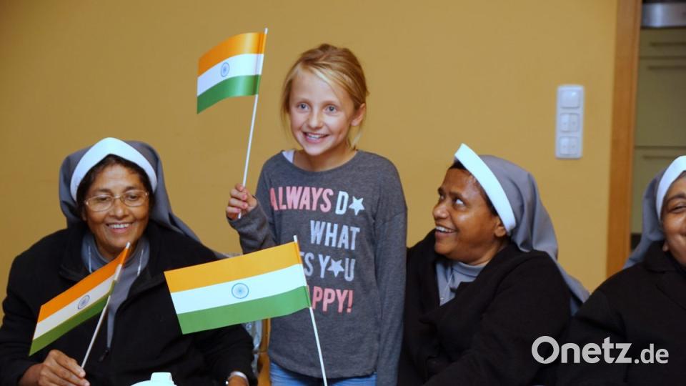 Sophia Fischer schwenkt mit Assisi-Schwestern ein indisches Fähnchen. Bild: bkr
