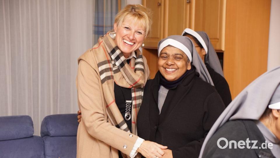 Herzlich empfängt Provinzoberin Schwester Jaya die Vertreter der Immenreuther Radsportgruppe. Bild: bkr