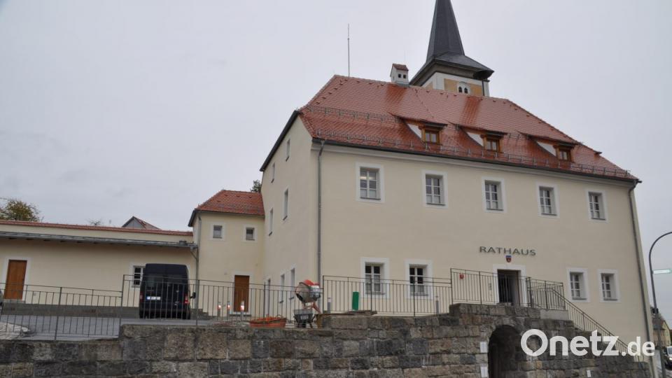 Im Nebengebäude des Rathauses (Nordwest-Ansicht) ist eine neue Pelletsheizung untergebracht. Davor befinden sich Parkflächen. Bild: ak