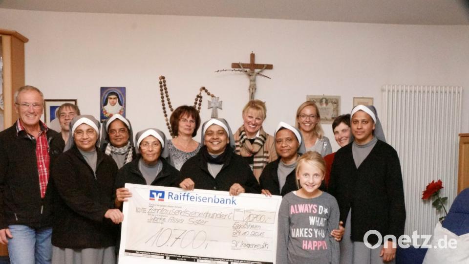 Einen herzlichen Empfang bereiten die Assisi-Schwestern in Eggolsheim der Radsportgruppe des SVI. Schwester Jaya, Provinzoberin aus Kerala, hält den Scheck über 10700 Euro in ihren Händen. Die Radsportgruppe wird vertreten durch Bernhard Kreuzer und Dr. Bernhard Eberhardt (von links), Beate Kleinhempl und Monika Kainz (Sechste und Achte von links) sowie Birgit Brunner, Karina und Sophia Fischer (Zweite bis Vierte von rechts) Bild: bkr