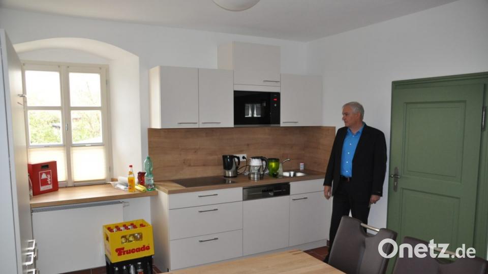 Für die MItarbeiter gibt es auch eine Teeküche, die Bürgermeister Günter Kopp zeigt. Bild: ak