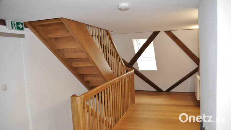 Hell ist das Treppenhaus mit Holztreppe im Flur des Dachgeschosses. Bild: ak