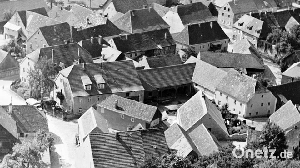 Dorfmitte mit Schandl (Dietz), Danise (Dollacker), Burger, Gröninger (Weißbacher, ehem. Kommunbrauer), Trettenbach (Hufschmied), Kommunbrauhaus von Schmidt (Bruckhierl)  Bild: sön