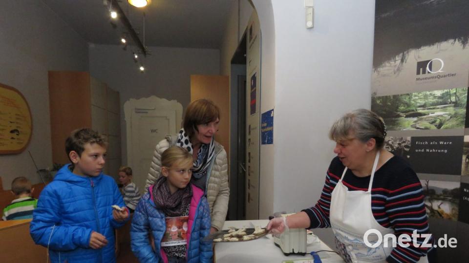 Museumsnacht in Tirschenreuth: Wer wollte, konnte &quot;Karpfm af Broud&quot; verkostetn. Bild: ubb