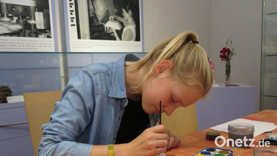 Museumsnacht in Tirschenreuth: Kleine Gipskarpfen durften bemalt werden. Bild: ubb