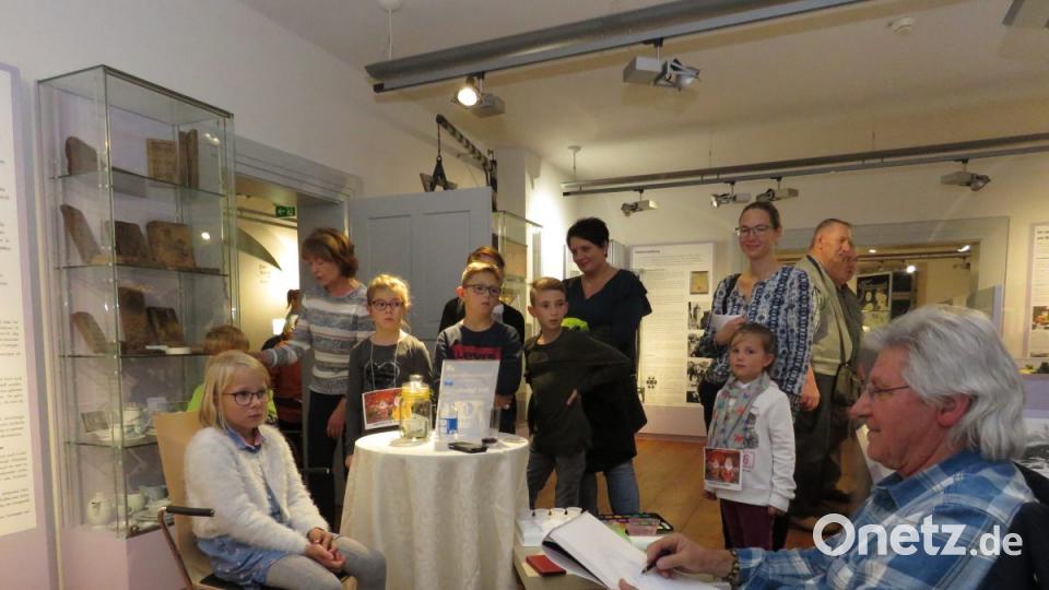 Museumsnacht in Tirschenreuth: Künstler Tom Brankovic hatte alle Hände voll zu tun mit dem Zeichnen von Minutenporträts. Bild: ubb