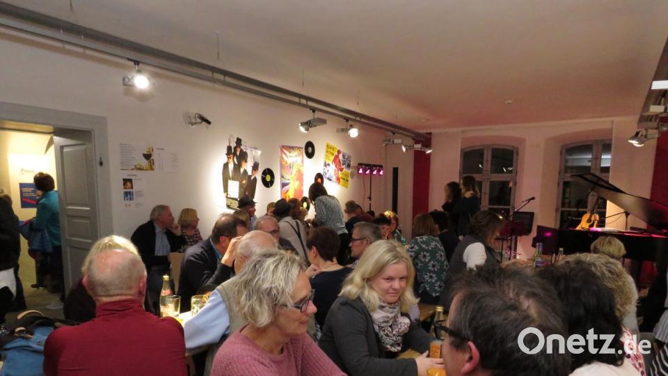 Museumsnacht in Tirschenreuth: Wer Glück hatte, ergatterte ein gemütliches Plätzchen im großen Saal. Diese waren sehr begehrt und rasch besetzt. Bild: ubb