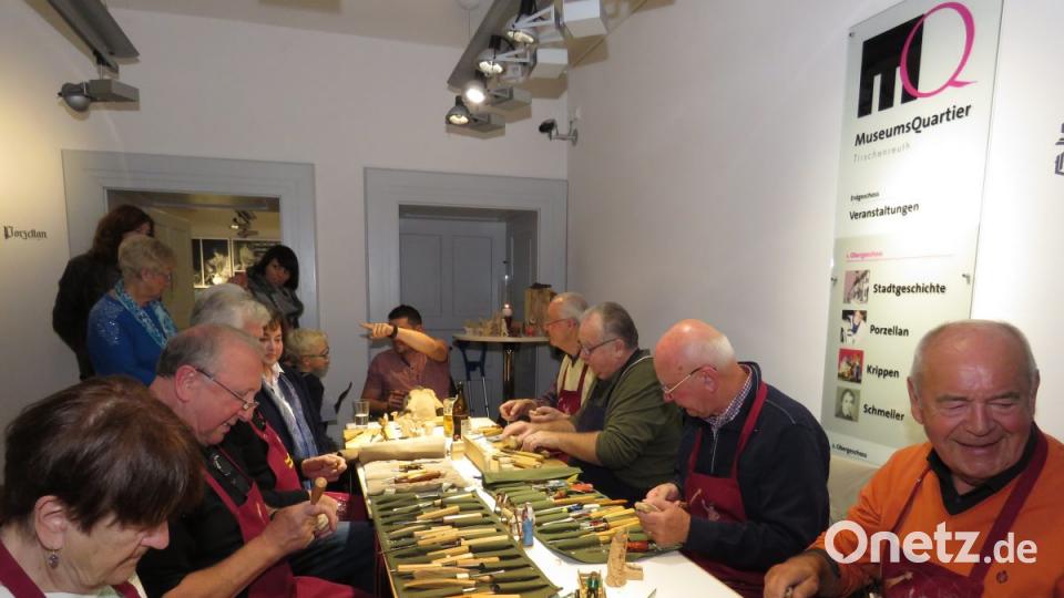 Museumsnacht in Tirschenreuth: Handwerkskünste live wurden von den Krippenfreunden Tirschenreuth domonstriert. Bild: ubb