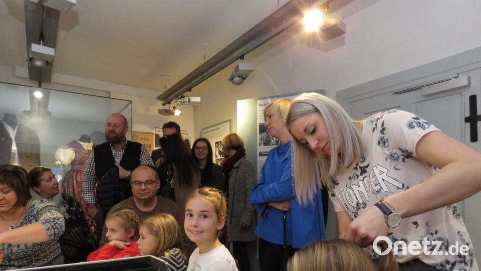 Museumsnacht in Tirschenreuth: Die Mädchen konnten sich hübsche Zöpfe flechten lassen Bild: ubb