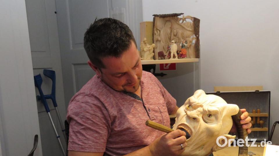 Museumsnacht in Tirschenreuth: Die Schnitzergruppe zeigte unter anderem, wie Krippenfiguren oder eine Krampus-Maske gefertigt werden. Bild: ubb