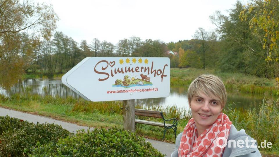 Barbara Weiherer ist mit Leidenschaft Vermieterin und Bäuerin am Simmernhof im Mossendorf bei Burglengenfeld. Die Naab fließt gleich gegenüber. Bild: Portner
