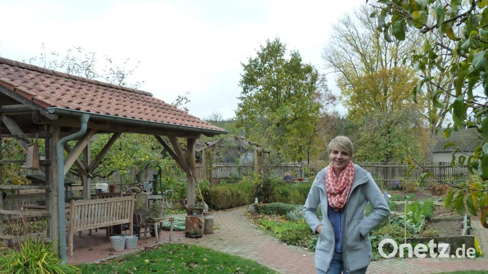 Spaziergang über den Hof. Der Gemüsegarten ist das Reich von Mutter Christa. Bild: Portner