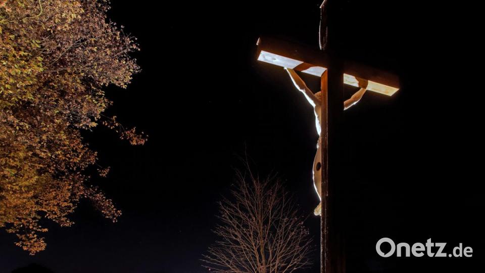 Das große Kreuz auf Friedhöfen erinnert daran, dass Menschen sterben müssen. Gleichzeitig birgt es aber auch die Hoffnung nach dem ewigen Leben in sich. Bild: tr