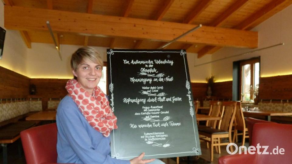 Hier tafelten die Landfrauen. Der Menüplan hat einen Ehrenplatz im Gästehaus erhalten. Der Frühstücksraum sehr modern in Holz und Glas wird auch für Familienfeste (bis zu 30 Personen) vermietet.. Bild: Portner