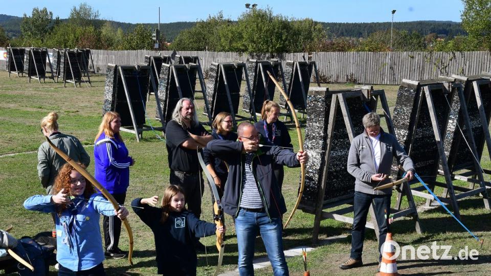 Bogenschießen ist gar nicht so einfach. Doch nach ein paar Versuchen stellen sich die Pfadfinderinnen und ihre Väter geschickt an. Bild: Petra Hartl