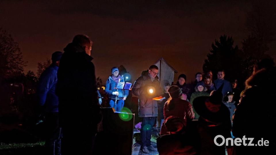 Pfarrer Thomas Vogl hatte an „All Hallows Eve“, dem Vorabend von Allerheiligen auf den nächtlichen Friedhof eingeladen. Bild: tr