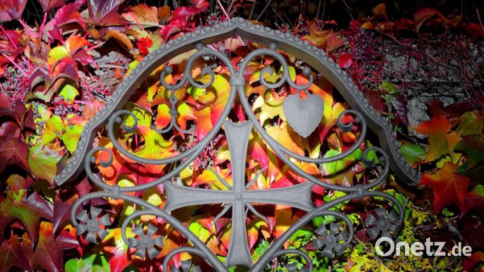 Am Grab des ehemaligen Bürgermeisters Hans Schraml steht ein schmiedeeisernes Kreuz, das viele Symbole in sich vereinigt. Bild: tr