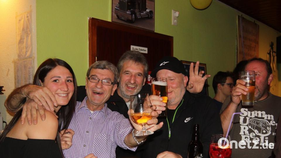 Platz ist in der kleinsten Hütte. Ausgelassene Stimmung bei den Besuchern der Schmiede. Bild: mfh