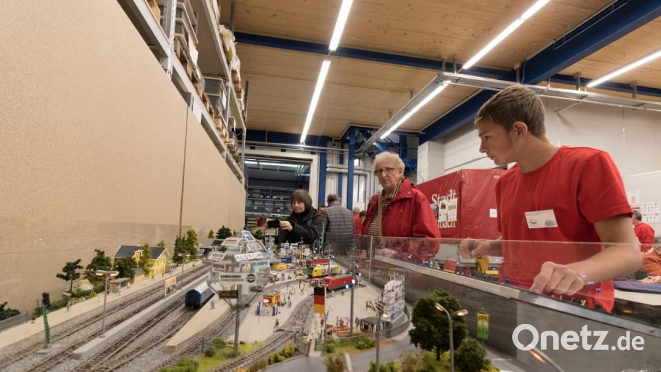 Die vielen jungen technikbegeisterten Vereinsmitglieder stellen ihr Können bei der Ausstellung unter Beweis. Bild: dtr