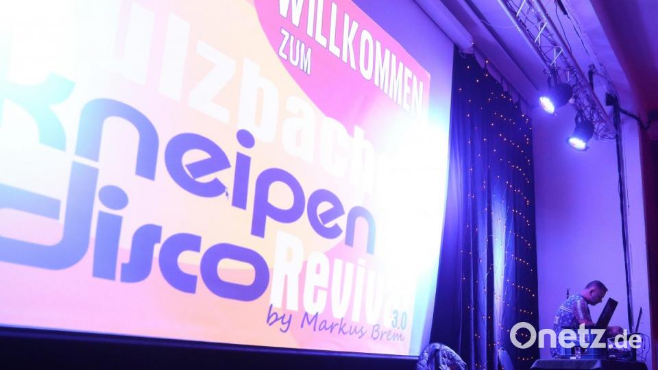 Das riesige Poster des Kneipen- und Disco-Revivals lässt niemanden im Unklaren, wo er ist und warum so viele Leute im Capitol zu Gast sind. Bild: mfh