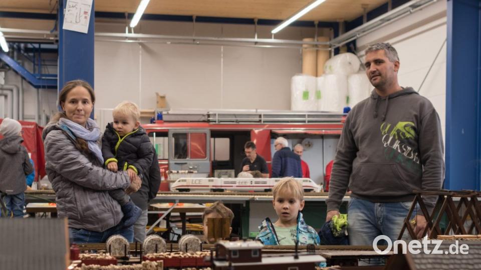 Für die kleinen Besucher sind die großen LGB Modelle mit Rauchgenerator im Westernambiente stets einen staunenden Blick wert. Bild: dtr