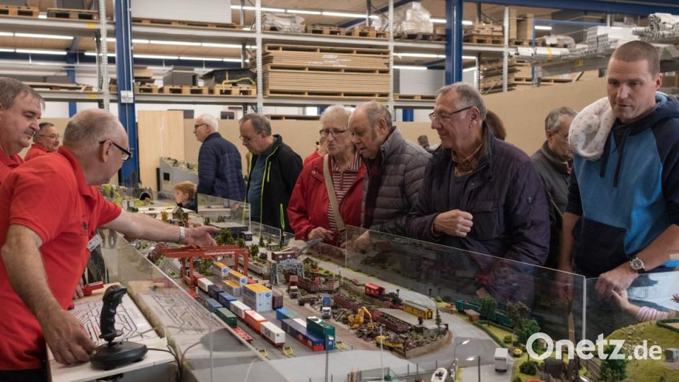 Überall konnte man mit den Profis fachsimpeln und sich die Anlage und deren Funktionsweise erklären lassen. Bild: dtr