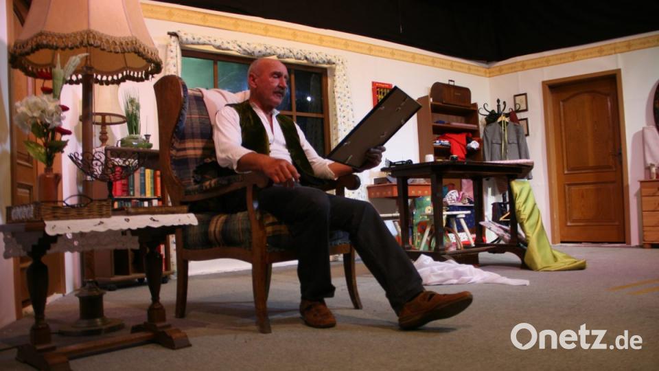 Schneidermeister Zwirn - seit langem Witwer - holt sich Rat von seiner verstorbenen Frau. Bild: wro